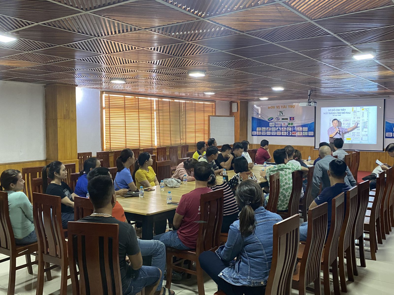 Chủ tịch Võ Quang Hà đưa ra kế hoạch thiết lập lại mô hình vị trí thuận lợi nhất cho chợ